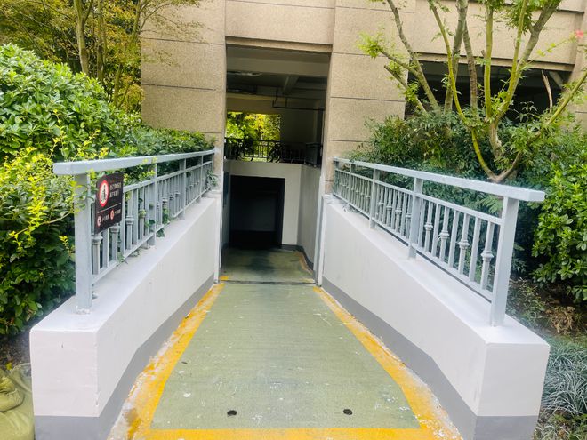 香茂社区：细节之处见真情非机动车库坡道墙面翻新暖人心(图1)