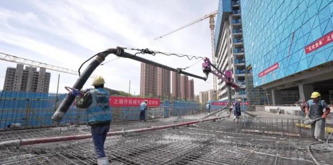 机器人“上岗”青岛工地助力城市“智能建造”(图1)