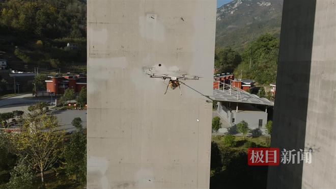 BIM+无人机为湖北第一高墩大桥高空除锈(图1)