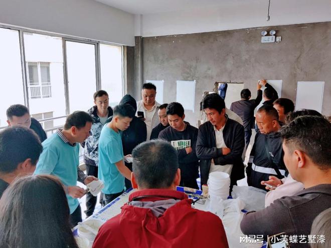 小芙蝶2025年财富峰会·曲靖站：启航外墙新征程共闯行业新蓝海(图5)