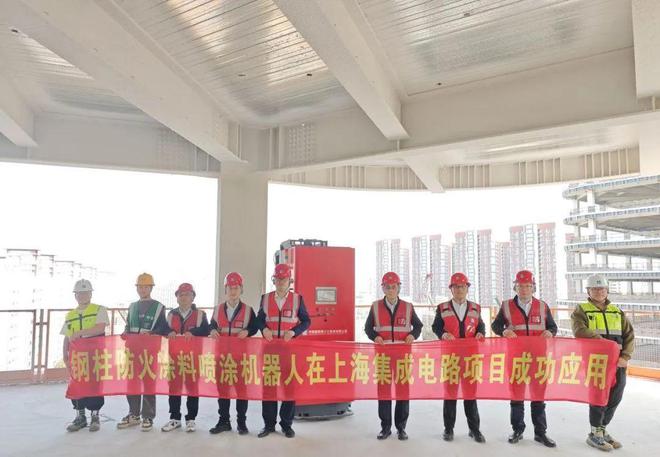 中建八局在沪推出一款钢柱喷涂机器人(图1)