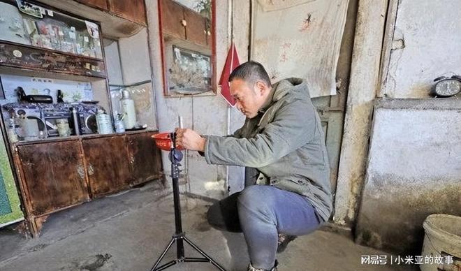 00后异瞳少年治沙走红反手被曝摆拍！网友吵翻：论迹不论心(图3)
