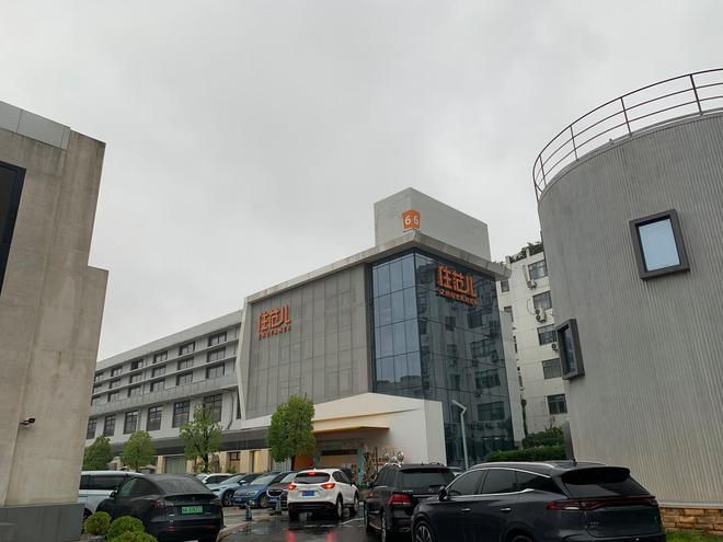 每经实探｜网红家装企业“住范儿”上海总部人去楼空放假前每天上百人讨债有供应商被欠几百万元(图2)