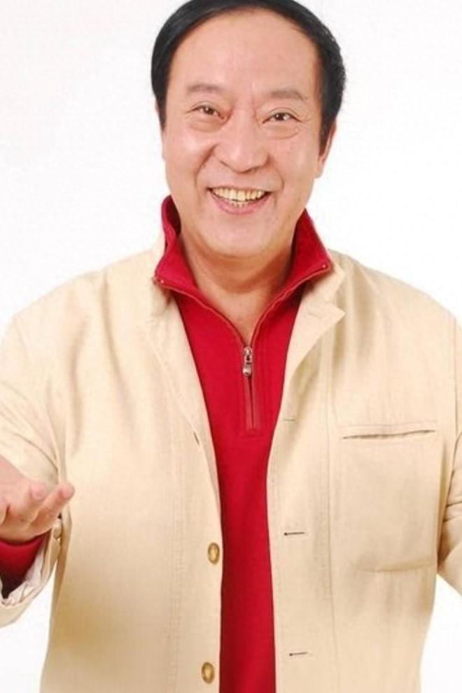 76岁牛群坐地铁被偶遇！满头白发老态尽显变化太大风光不再(图1)