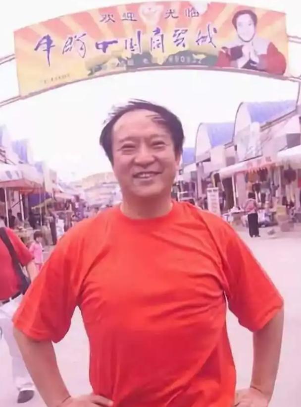 76岁牛群坐地铁被偶遇！满头白发老态尽显变化太大风光不再(图5)