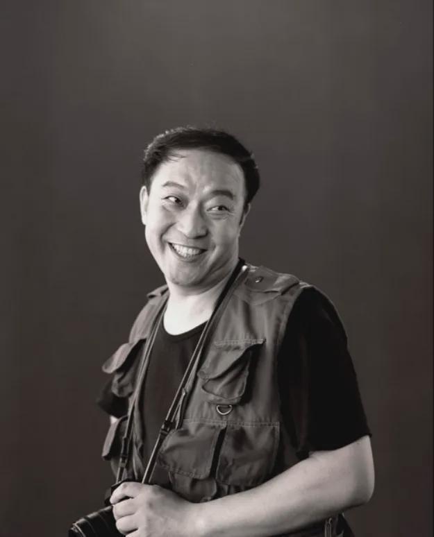 76岁牛群坐地铁被偶遇！满头白发老态尽显变化太大风光不再(图10)