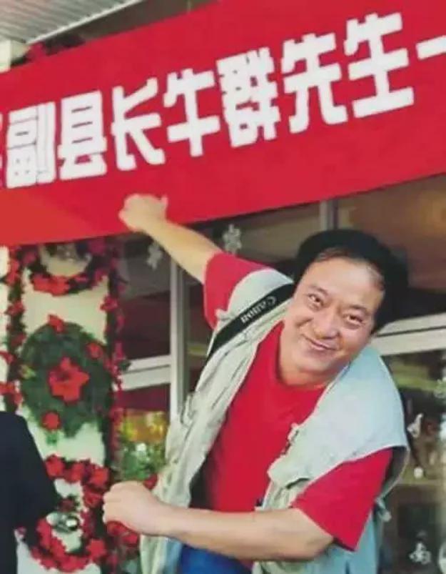 76岁牛群坐地铁被偶遇！满头白发老态尽显变化太大风光不再(图8)