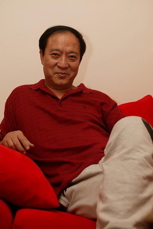 76岁牛群坐地铁被偶遇！满头白发老态尽显变化太大风光不再(图12)