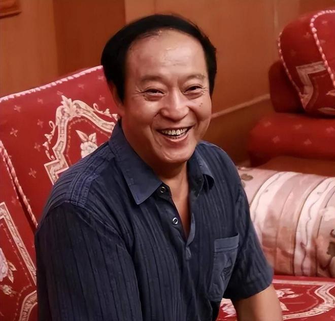 76岁牛群坐地铁被偶遇！满头白发老态尽显变化太大风光不再(图16)