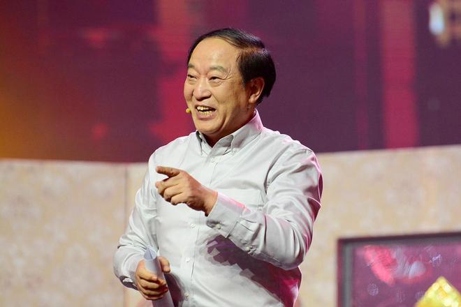 76岁牛群坐地铁被偶遇！满头白发老态尽显变化太大风光不再(图14)