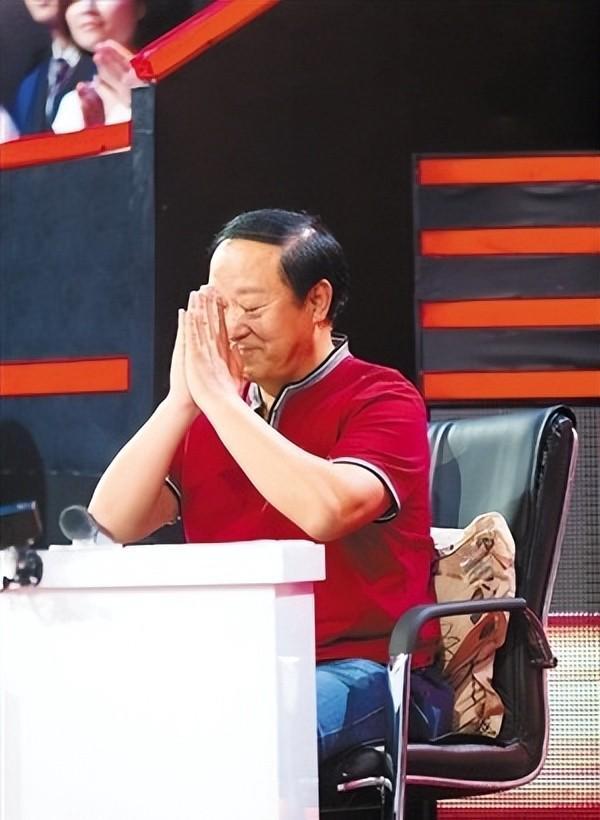 76岁牛群坐地铁被偶遇！满头白发老态尽显变化太大风光不再(图17)