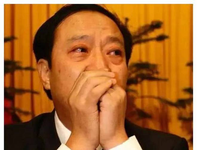 76岁牛群坐地铁被偶遇！满头白发老态尽显变化太大风光不再(图20)