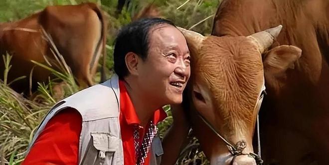 76岁牛群坐地铁被偶遇！满头白发老态尽显变化太大风光不再(图18)