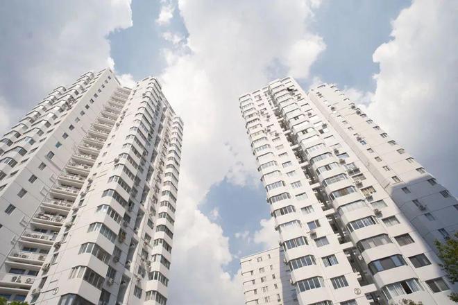 800辆车一晚挪位、5800平方米沥青10小时完工！这位“领头雁”一呼百应｜满意物业(图1)