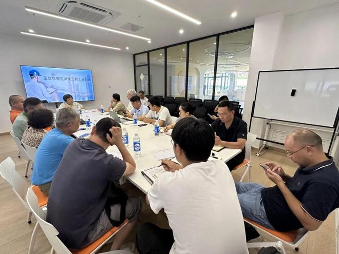 800辆车一晚挪位、5800平方米沥青10小时完工！这位“领头雁”一呼百应｜满意物业(图3)