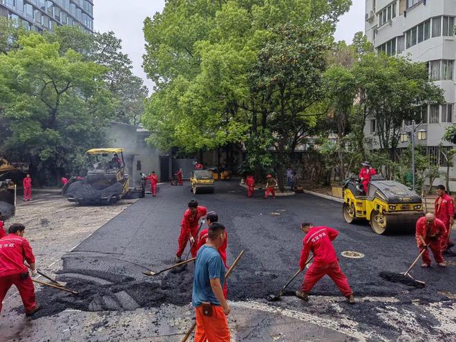 800辆车一晚挪位、5800平方米沥青10小时完工！这位“领头雁”一呼百应｜满意物业(图4)