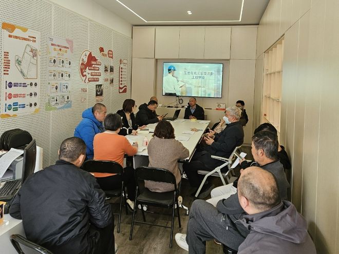 800辆车一晚挪位、5800平方米沥青10小时完工！这位“领头雁”一呼百应｜满意物业(图2)