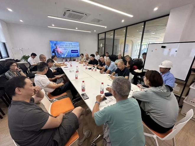 800辆车一晚挪位、5800平方米沥青10小时完工！这位“领头雁”一呼百应｜满意物业(图6)