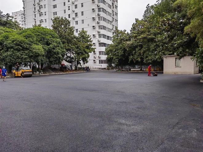 800辆车一晚挪位、5800平方米沥青10小时完工！这位“领头雁”一呼百应｜满意物业(图5)