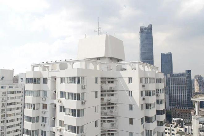 800辆车一晚挪位、5800平方米沥青10小时完工！这位“领头雁”一呼百应｜满意物业(图7)