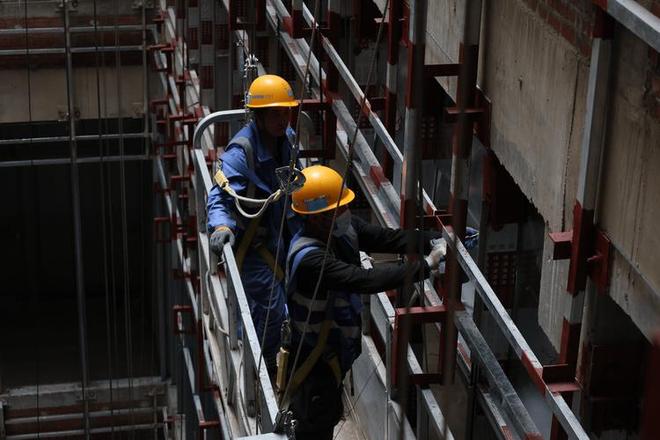 武汉工人通宵施工后被压价愤怒砸装修现场引发关注(图2)