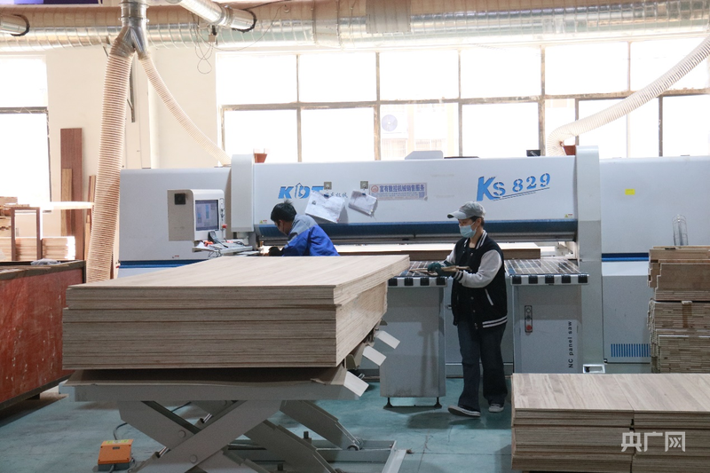 南康家具“油改水”一线见闻：绿色转型撬动产业千亿级跃升(图1)