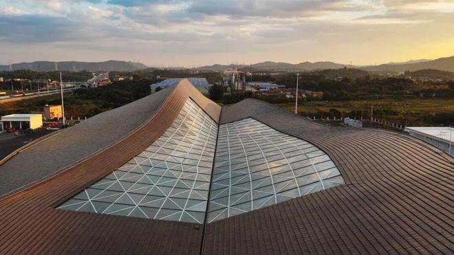 20万片“瓦”升级亮相瓦窑岗服务区更智能更温情(图2)