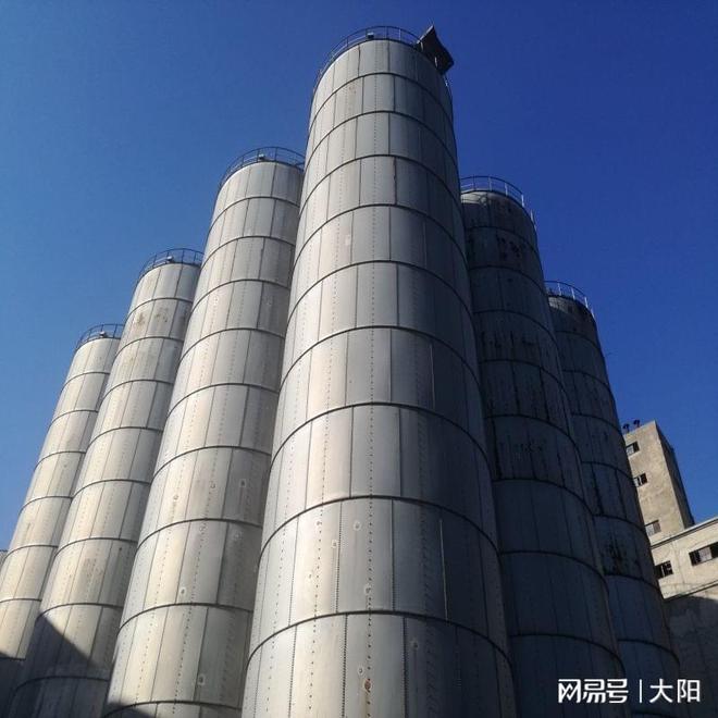 高固含环氧防腐涂料施工工艺：与基层连接的管件。(图2)