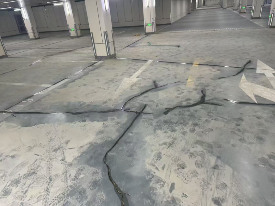 单价65万元的新房小区出现1431条裂缝预看房后的业主们不满:边裂边补边补边裂!开发商回应(图3)