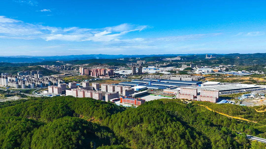 贵州龙里:培育壮大特色产业集群加快推进新型工业化(图1)